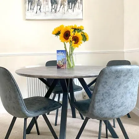 The Racecourse - Quaint Victorian With Free Parking