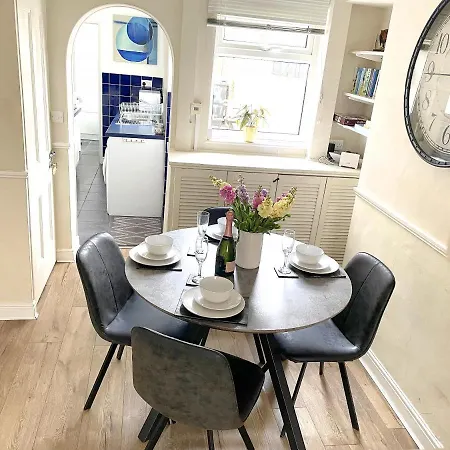 The Racecourse - Quaint Victorian With Free Parking