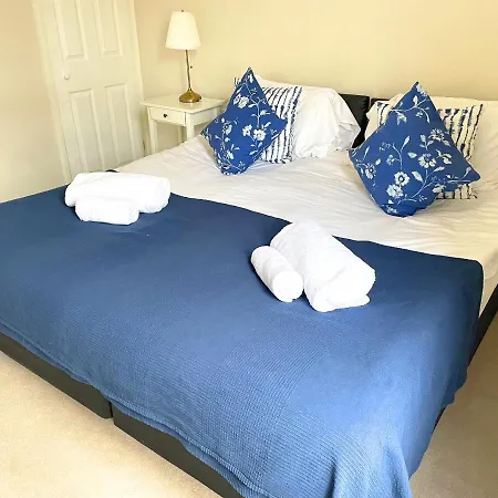 The Racecourse - Quaint Victorian With Free Parking