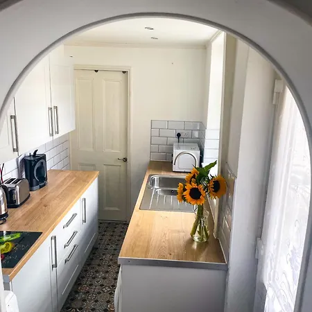 The Racecourse - Quaint Victorian With Free Parking *