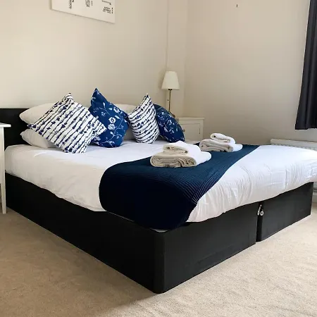 The Racecourse - Quaint Victorian With Free Parking