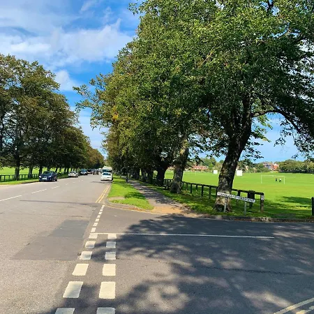 Дом отдыха The Racecourse - Quaint Victorian With Free Parking