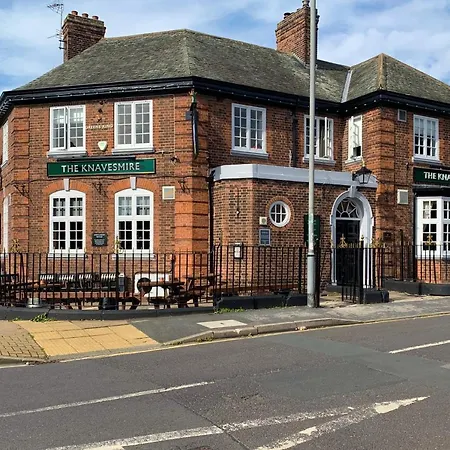 The Racecourse - Quaint Victorian With Free Parking