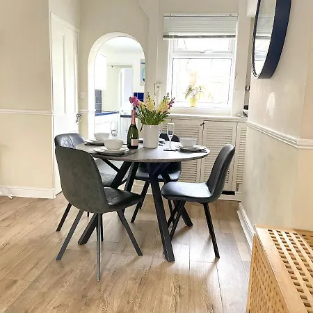 The Racecourse - Quaint Victorian With Free Parking