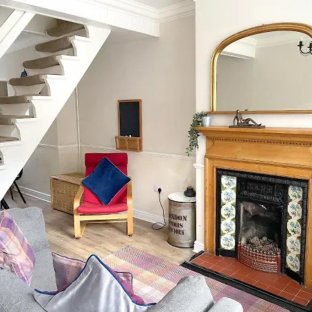 The Racecourse - Quaint Victorian With Free Parking